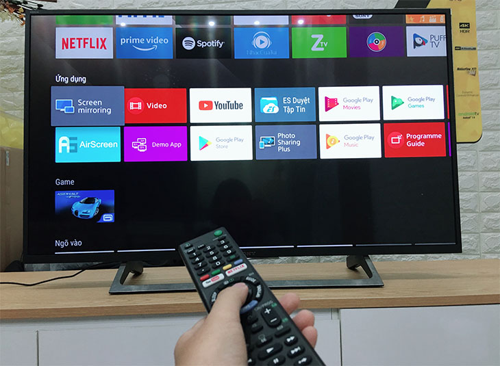 Screen Mirroring là gì ? cách sử dụng Screen Mirroring 8 Khởi động tivi và chọn ứng dụng Screen Mirroring có sẵn.
