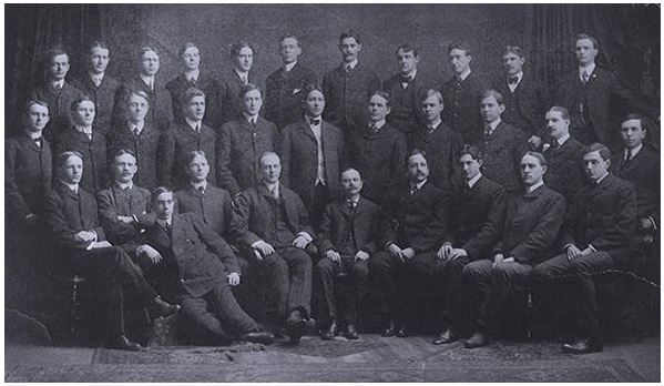 Hình ảnh: Kỹ sư Carrier đứng ở hàng giữa, thứ 3 từ phải qua​