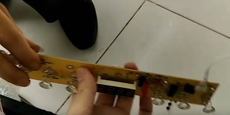 Loại đầu tiên là dùng lò xo lực: