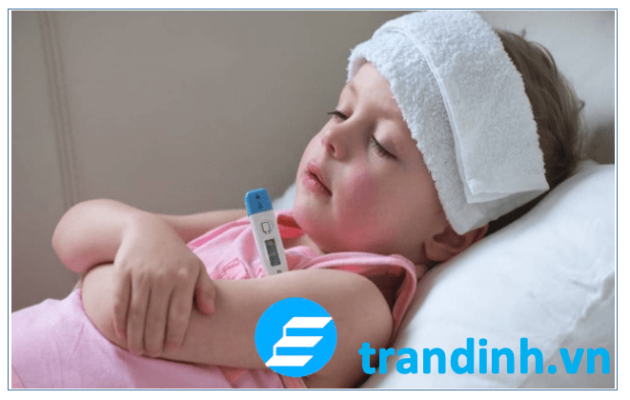 Trẻ bị sốt nên làm gì?