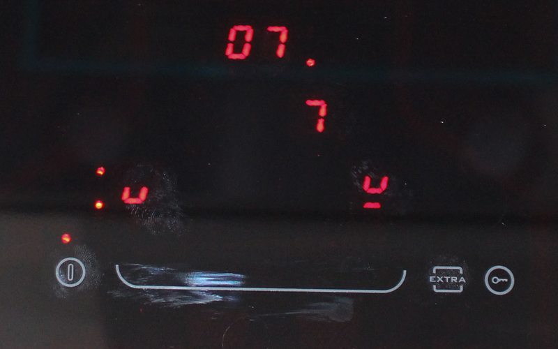 4. Bếp điện từ Munchen GM 6318 sử dụng bàn phím điều khiển cảm ứng có thể trượt hoặc chạm