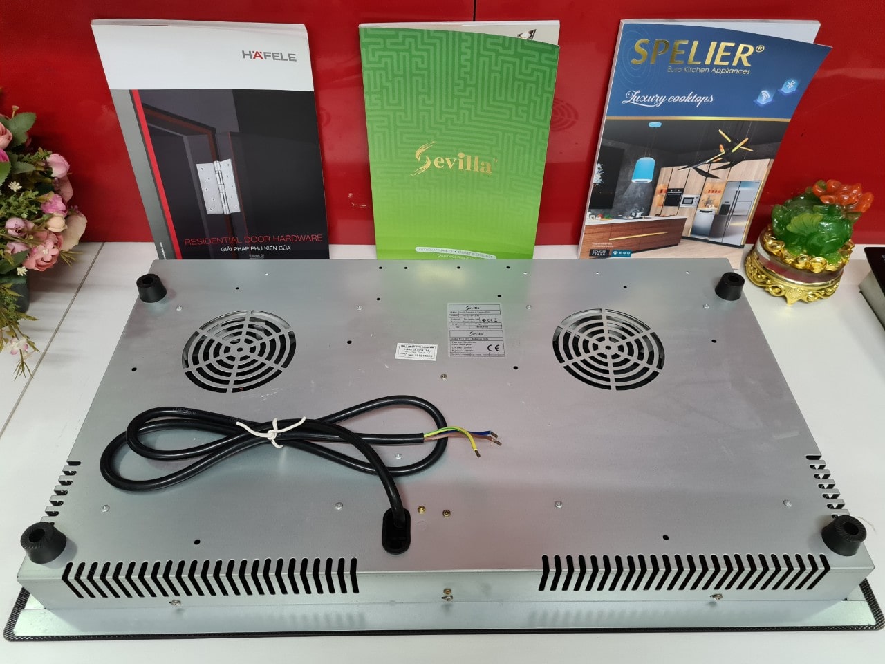 Bếp điện từ Sevilla SV-135TS 5 2. Phần thân vỏ của bếp điện từ Sevilla SV-135TS sử dụng chất liệu thép chống rỉ