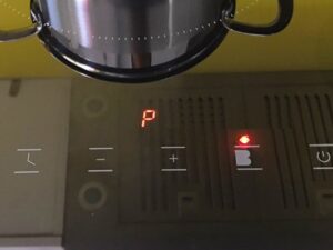 Bếp từ Bauer BE32SS 4 4. Bếp từ Bauer BE32SS sử dụng bảng điều khiển cảm ứng dạng trượt slide hiện đại với 9 cấp độ