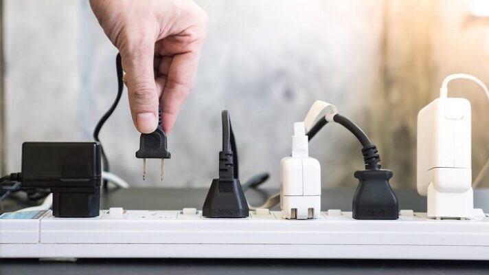 Bước 2: Kiểm tra nguồn điện trong gia đình có bị quá tải không và tắt bớt các thiết bị điện không sử dụng