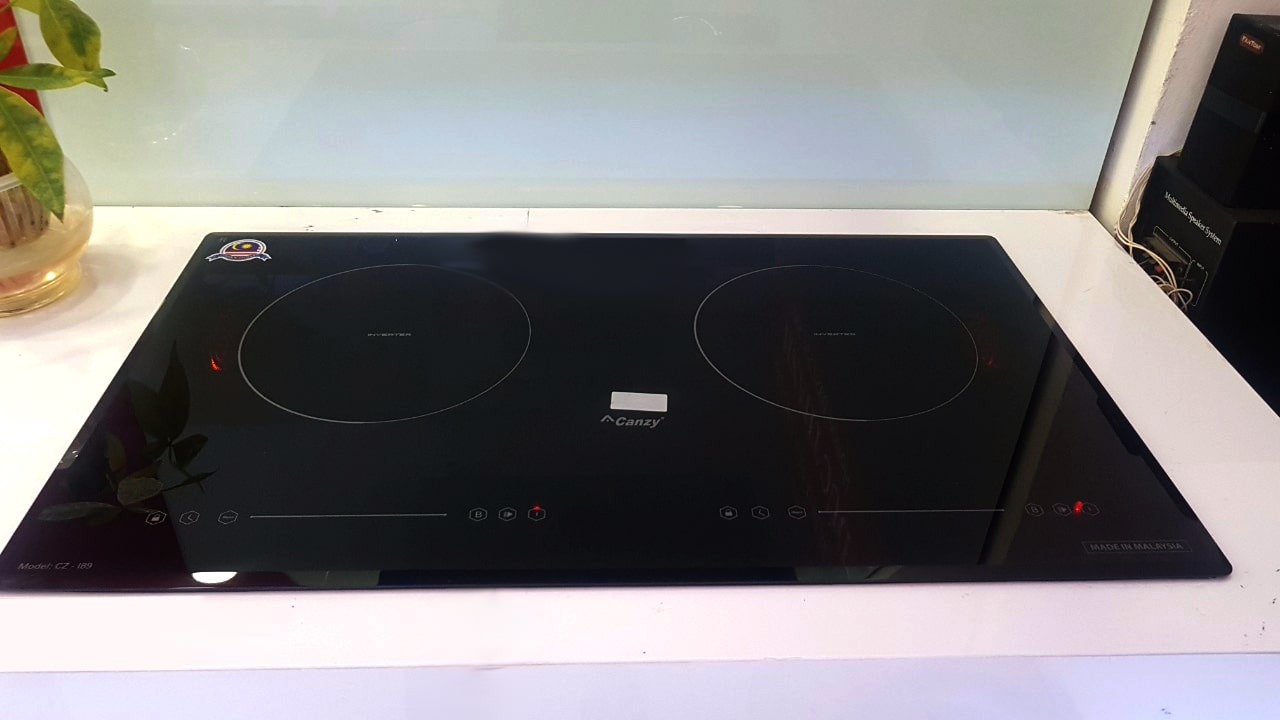 Bếp từ Canzy CZ I89 5 2. Bếp từ âm Canzy CZI89 sử dụng bảng điều khiển độc lập dành riêng cho từng bếp
