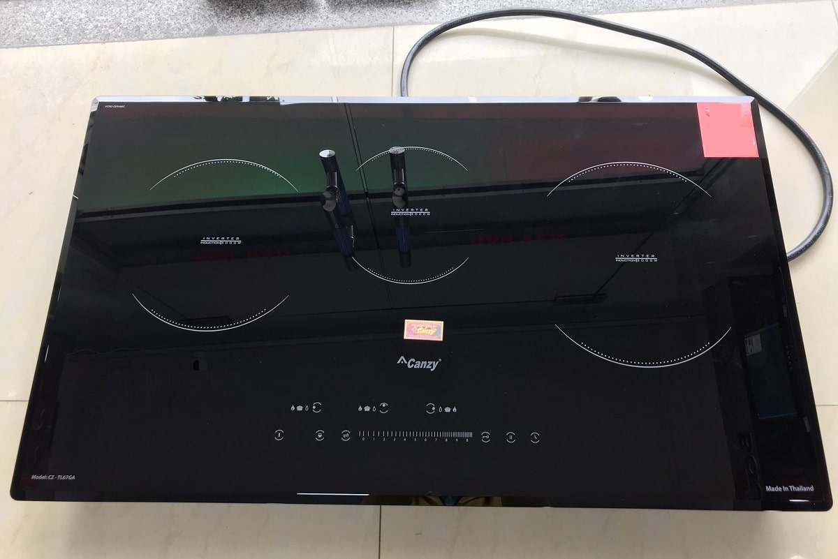 Bếp từ Canzy CZ TL67GA 5 1. Bề mặt bếp từ Canzy CZ TL67GA được tráng một lớp men chống dính,dễ dàng lau chùi sau khi sử dụng bế