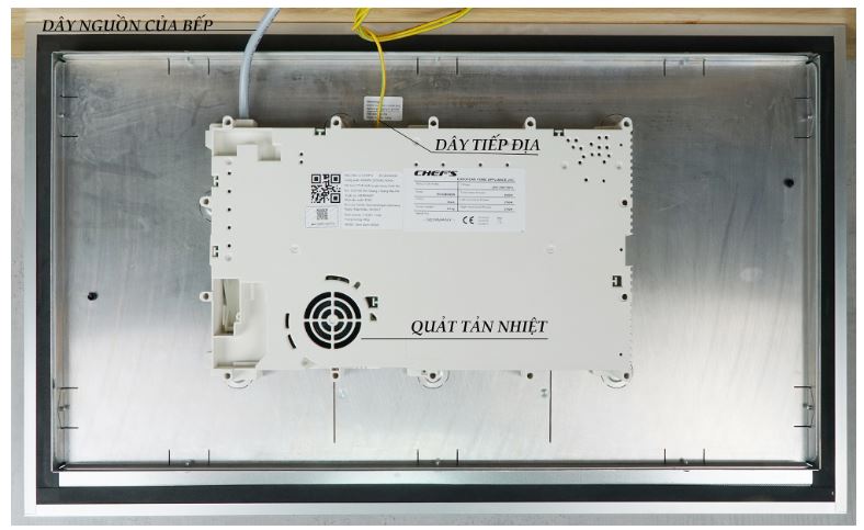 3. Bếp từ đôi Chefs EH-DIH890N sử dụng loại thân vỏ bằng kim loại kết hợp với nhựa cao cấp