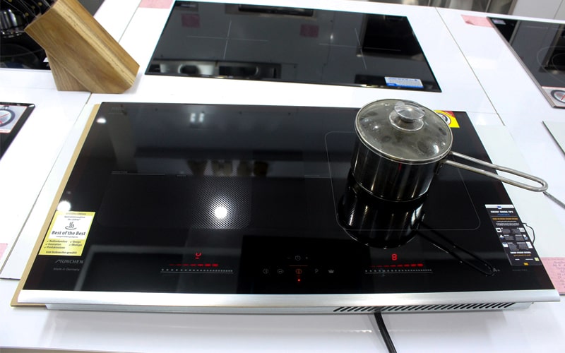 2. Bếp từ Munchen GM8925 thiết kế 2 vùng nấu với công suất tối đa mỗi vùng là 2300W