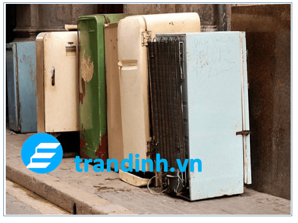 Bị giật điện khi sờ tay vào tủ lạnh? Nguyên nhân và cách khắc phục 2 Tủ lạnh có tuổi đời cao, đã quá cũ