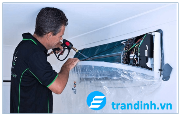 Bước 2. Vệ sinh dàn nóng và dàn lạnh