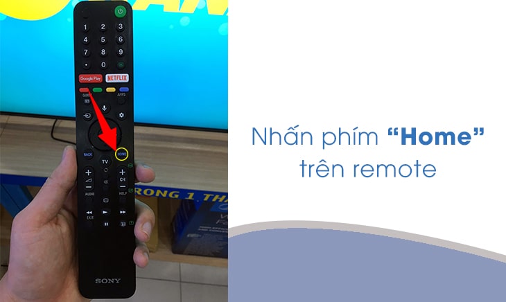 Bạn nhấn nút "Home" trên remote để vào giao diện Home của tivi.