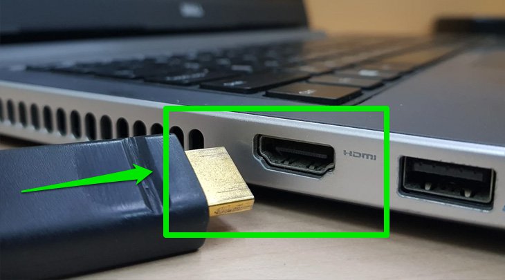 Cách kết nối laptop với tivi qua cổng HDMI | Hướng Dẫn A-Z 4 Bước 1: Nối 1 đầu dây cáp "HDMI" với cổng "HDMI" trên laptop.