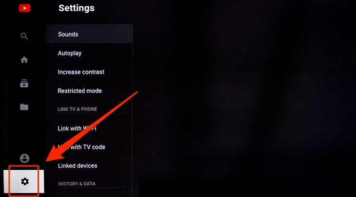 Bước 3: Trong ứng dụng YouTube, bạn di chuyển qua và chọn xuống đến phần Settings (cài đặt).