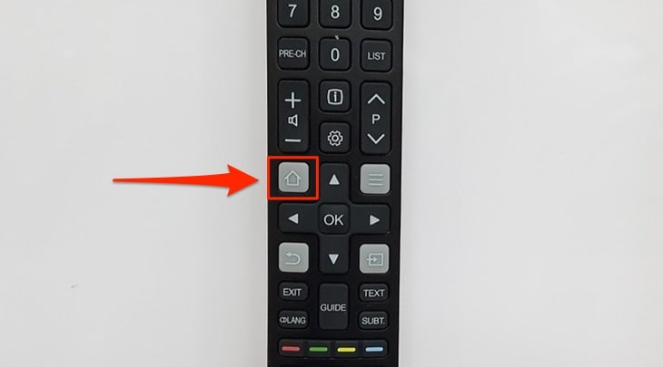 Bước 1: Trên điều khiển tivi, bạn chọn vào nút biểu tượng Home (hình ngôi nhà trên remote) đề về giao diện chính của tivi.