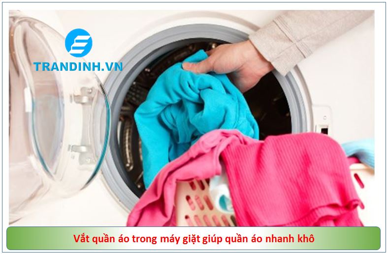 Vắt quần áo trong máy giặt