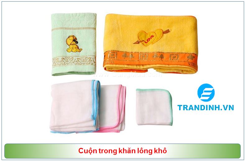 Cuộn trong khăn lông khô