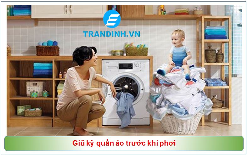 Giũ kỹ quần áo trước khi phơi