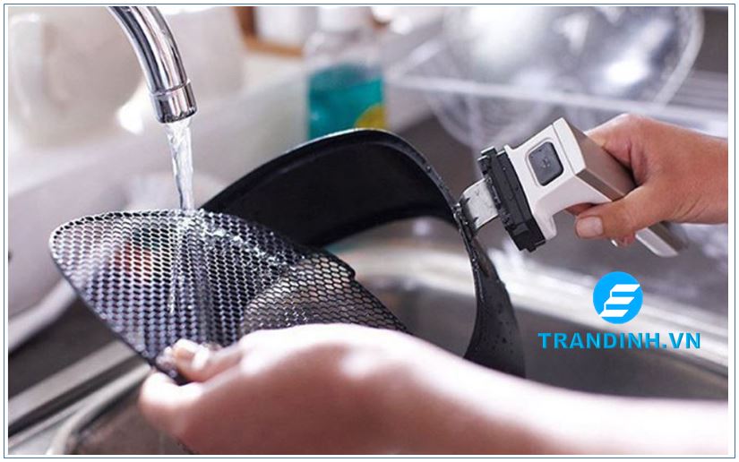 Cách sử dụng nồi chiên không dầu mới mua về đúng cách 2 Hướng dẫn cách lắp đặt nồi chiên không dầu mới mua đúng cách