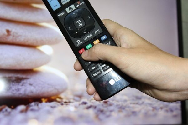 Nhấn nút màu đỏ trên remote
