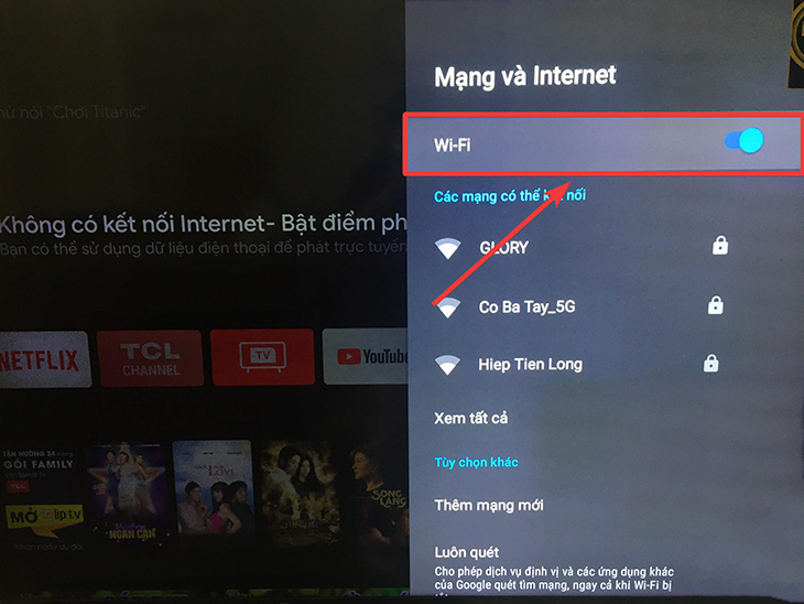 Bước 3: Khi bạn đã vào được mục Mang và Internet. Tiếp theo, bạn chỉnh tính năng Wi-Fi sang ON.
