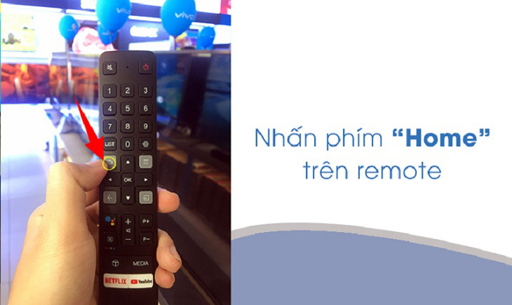 Bước 1: Đầu tiên, bạn nhấn nút Home (hình ngôi nhà) để vào trang chủ tivi.