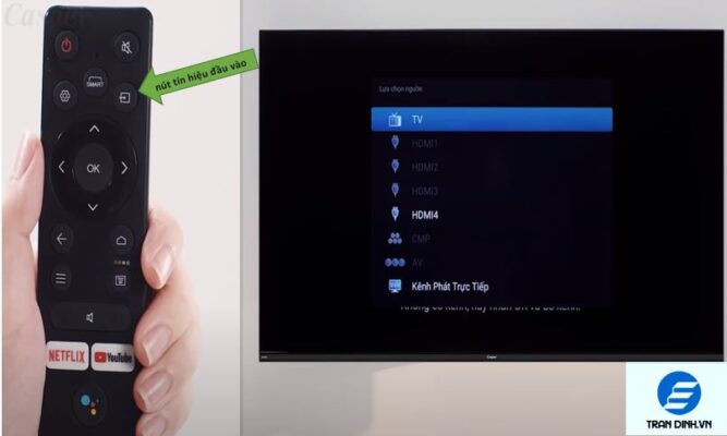 Bạn bấm nút tín hiệu đầu vào ở phía bên phải của Remote