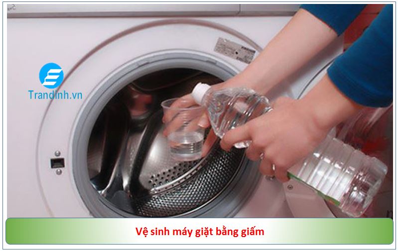 Cách vệ sinh máy giặt cửa ngang tại nhà 4  Cách vệ sinh máy giặt cửa ngang bằng giấm trắng