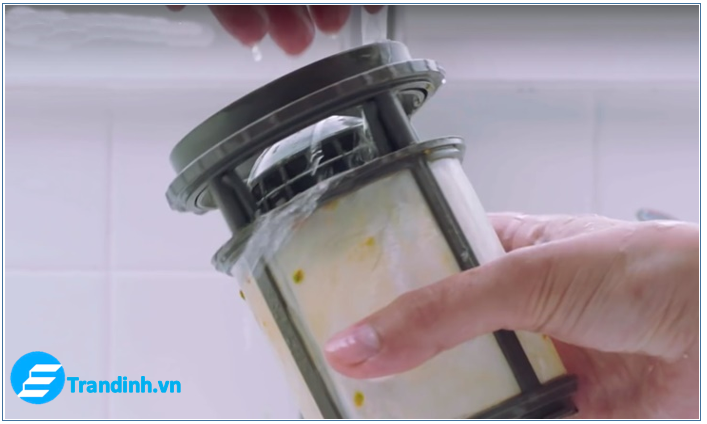Cách vệ sinh máy rửa bát Electrolux an toàn và hiệu quả 2 Vệ sinh bộ lọc máy rửa bát Electrolux
