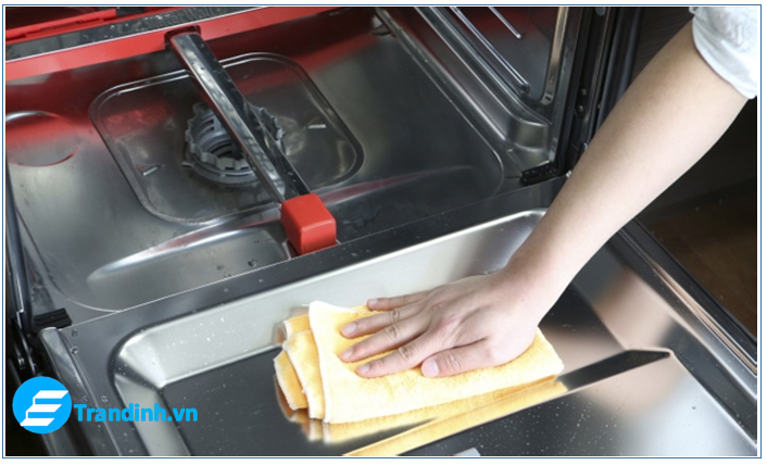 Cách vệ sinh máy rửa bát Electrolux an toàn và hiệu quả 3 Vệ sinh thân máy rửa bát Electrolux