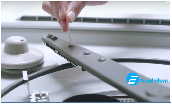 Cách vệ sinh máy rửa bát Electrolux an toàn và hiệu quả 4 Cách vệ sinh tay phun máy rửa bát Electrolux