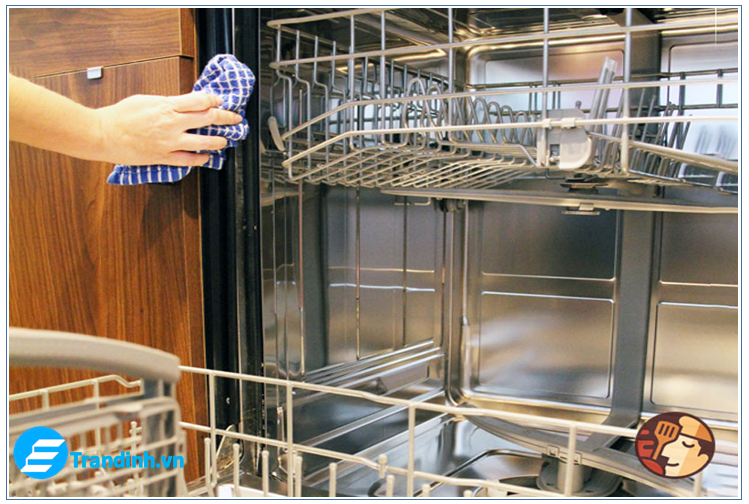 Cách vệ sinh máy rửa bát Electrolux an toàn và hiệu quả 5 Cách vệ sinh máy rửa bát Electrolux bên trong máy