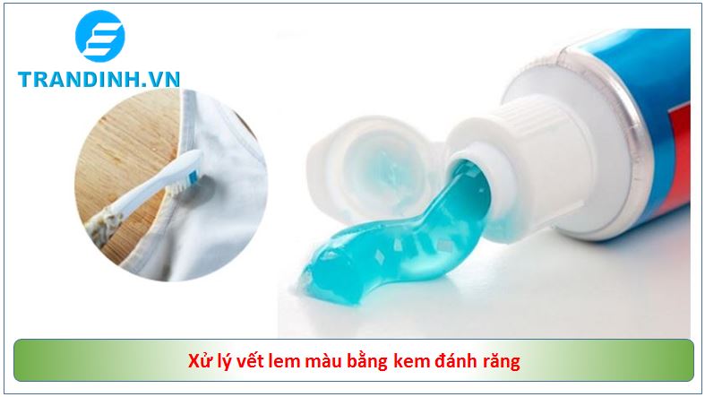 Xử lý quần áo bị dính màu bằng kem đánh răng