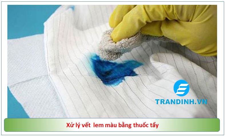 Tẩy quần áo trắng bị lem màu thuốc tẩy