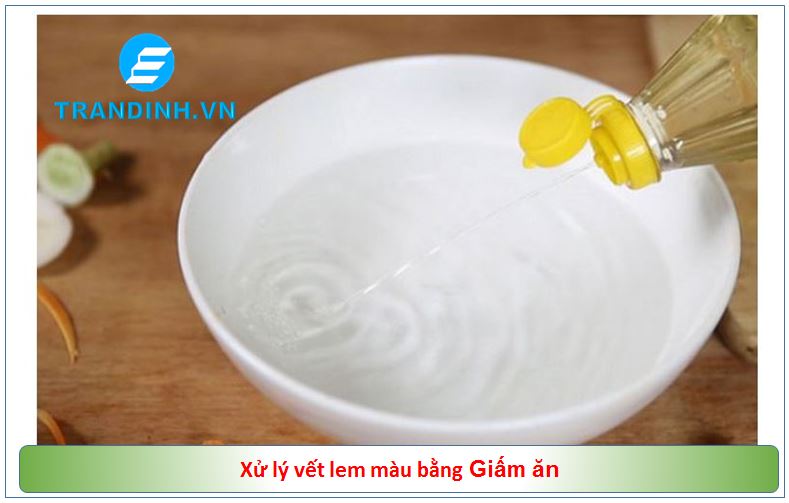Xử lý quần áo bị lem bằng giấm ăn