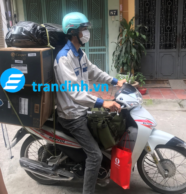 Hướng dẫn chở điều hoà, máy lạnh bằng xe máy 1 1. Chở điều hoà bằng xe máy có vi phạm giao thông không?