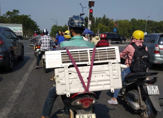 Quá trình chở máy lạnh, điều hoà bằng xe máy trên đường