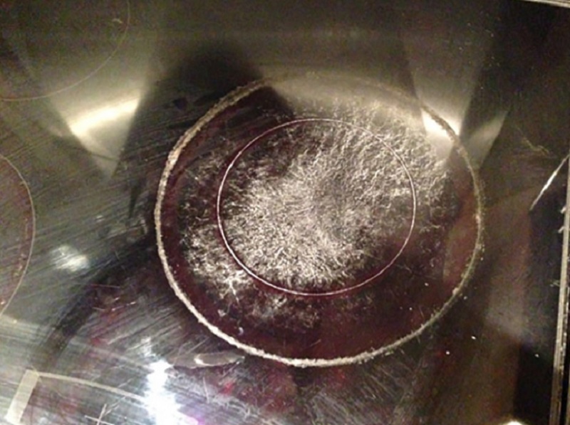 Có nên sử dụng bếp từ khi đã bị nứt mặt kính không?