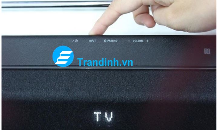 Cổng kết nối optical là gì ? Cách kết nối tivi với cổng Optical 8 Kiểm tra trên loa thanh đã hiện kết nối thành công với TV hay chưa, nó sẽ có chữ màu trắng như dưới hình