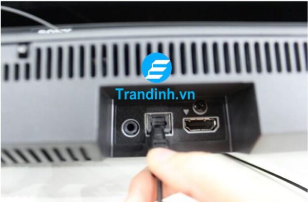 Gắn đầu còn lại của dây Optical vào loa thanh Sony