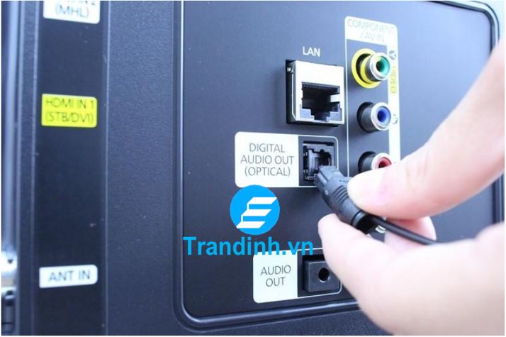 Cổng kết nối optical là gì ? Cách kết nối tivi với cổng Optical 4 Gắn dây Optical vào cổng DIGITAL AUDIO OUT (OPTICAL) trên chiếc tivi nhà bạn
