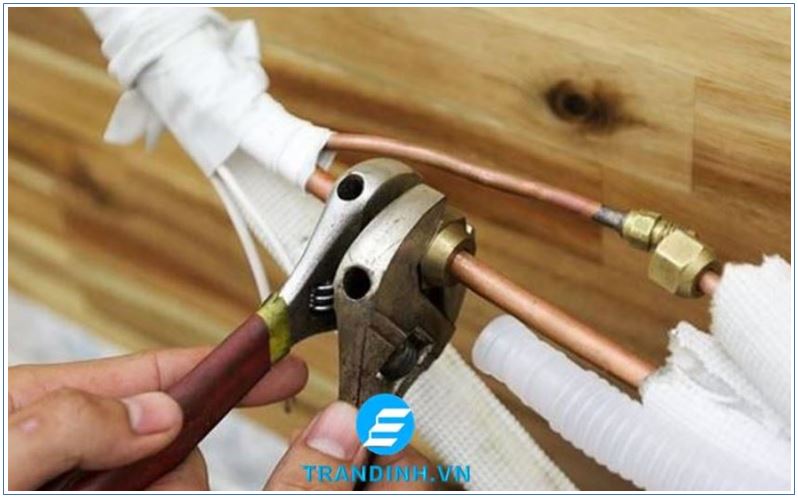 Nguyên nhân cục nóng điều hòa bị chảy nước và Cách xử lý 1 Ống thoát nước điều hòa bị vỡ