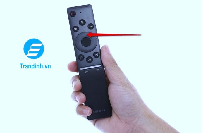 Bạn bấm vào hướng mũi tên lên trên của điều khiển tivi