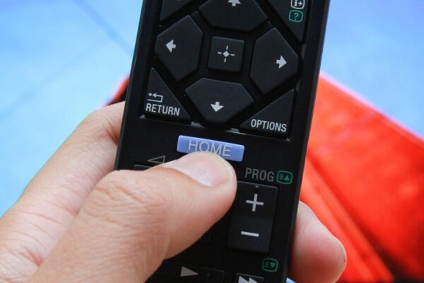 Nhấn nút Home trên remote