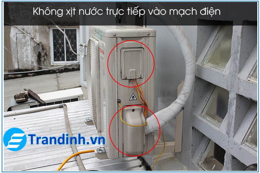 Lưu ý: Không được xịt nước trực tiếp vào khu vực chứa bo mạch, mạch điện bạn nhé!