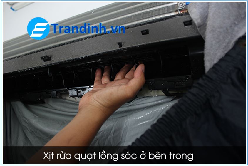 Xịt rửa cánh quát lồng sóc và quạt lồng sóc. Đây là bộ phận nằm bên trong nhưng vẫn chứa khá nhiều bụi bẩn cần vệ sinh.