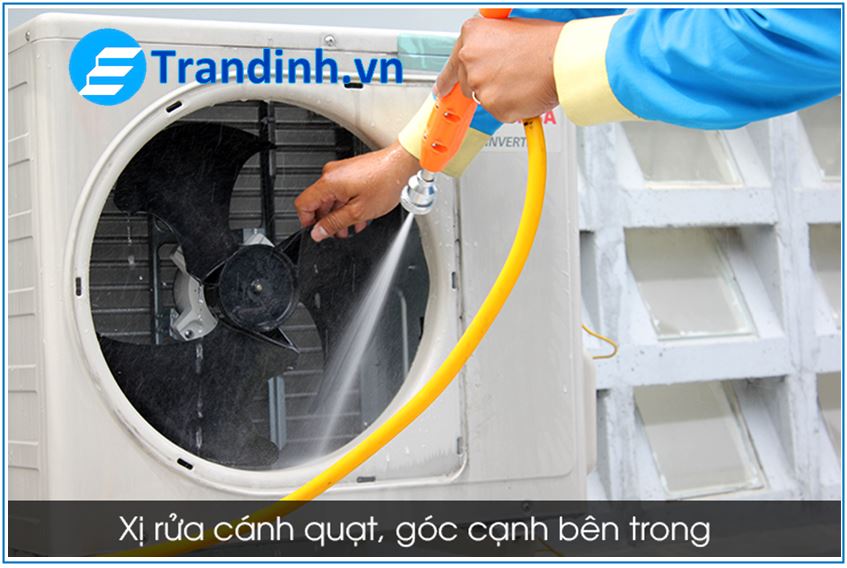 Xịt rửa cánh quạt, các góc cạnh chứa bụi bên ở bên trong cục nóng.