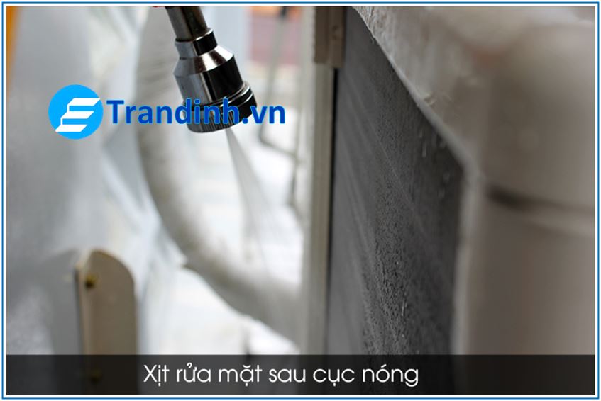 Tiếp theo bạn cần xịt rửa bụi bẩn bám ở mặt sau cục nóng điều hòa.