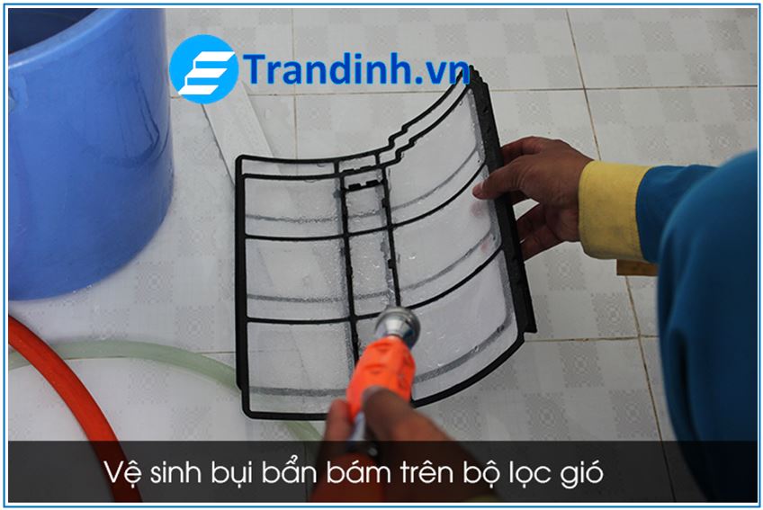 Xịt rửa, vệ sinh bộ lọc không khí đã tháo ra trước đó.