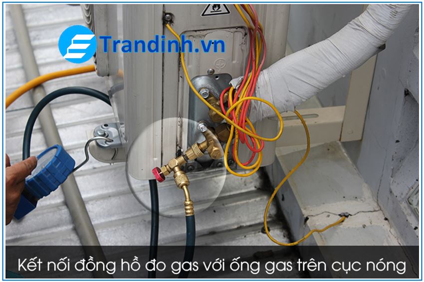 Kết nối đồng hồ đo gas với ống gas trên cục nóng để tiến hành đo gas.