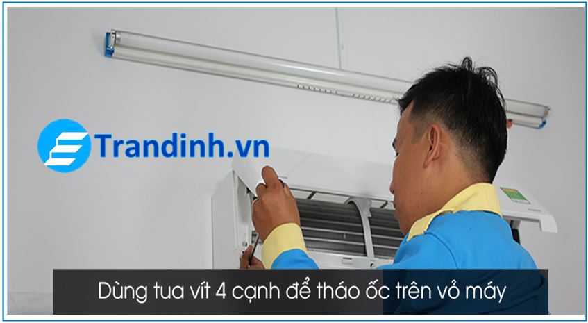 Dùng tua vít 4 cạnh để tháo ốc cố định vỏ máy trên dàn lạnh.